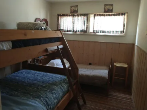 Spacious 3br cabin 4 blks from Leech Lake. All appliances and spectacular patio!