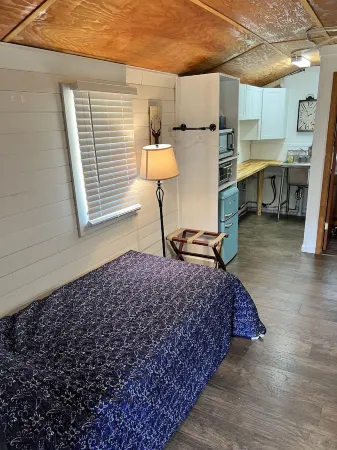 Charming tiny house with AC in delightful Sardis Lake.