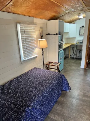 Charming tiny house with AC in delightful Sardis Lake. Hotels in Panola County