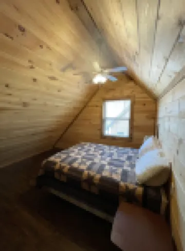 Pine Perfect Cabin on the edge of town only 1/2 mile from Current River!