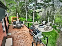 Near Pictured Rocks and trails, access to AuTrain River, has private hot tub