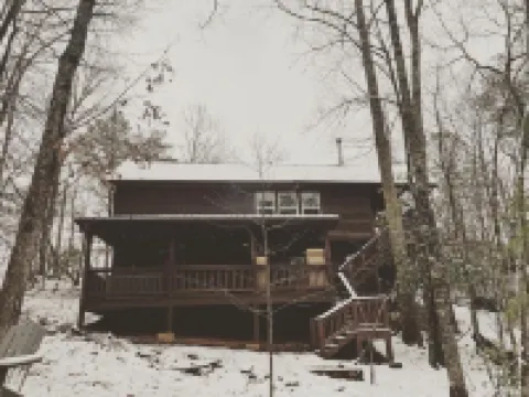 Cabin with hot tub firepit fireplace and game room area!near Helen