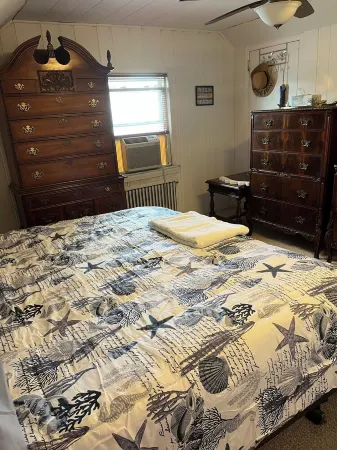 West End Beach House - 5 Minute Walk To The Beach Отели рядом с достопримечательностью «Long Branch Beach»