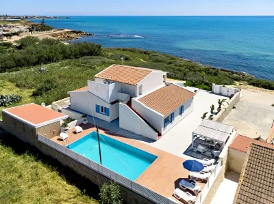 Villa Nettuno, enchanting contemporary villa, seafront , with pool