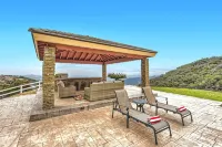 Private Vineyard Oasis: Luxe Estate, 360 Views, Pool/Spa, Theatre, Sports Court!