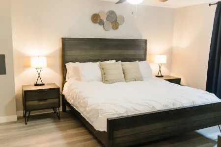 COZY BASEMENT APARTMENT - PRIVATE ENTRANCE - NEAR PARK Отели в г. Тейлорсвилл