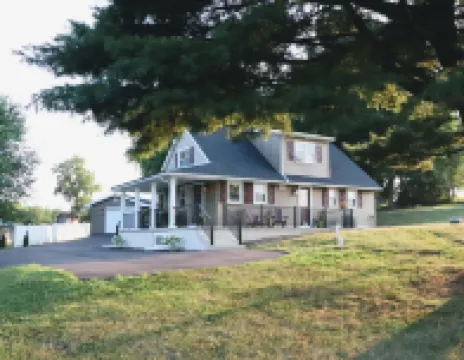 Cozy Cottage- 10 Mins to Koziars Christmas Village