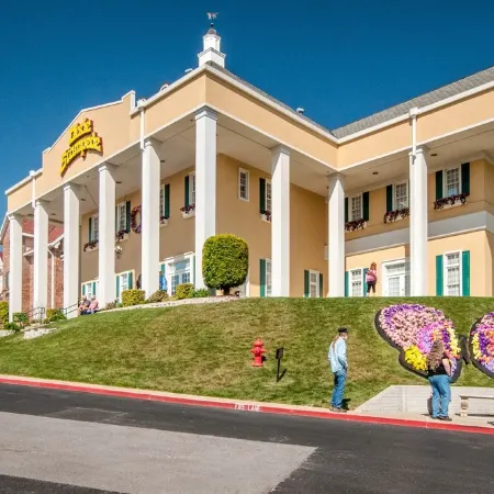Ground Floor Condo with Indoor Pool in the Heart of Branson