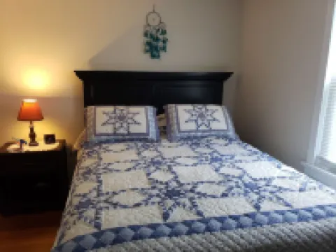 Conveniently located 2 bedroom home only minutes from hiking and state park fun!