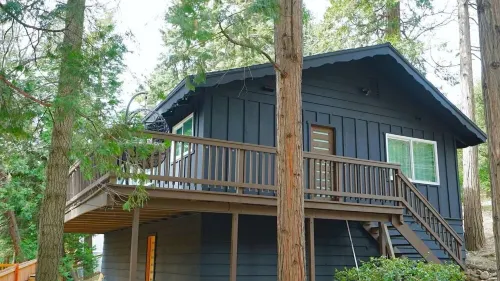 Beautiful Renovated Cozy Forest Home in Crestline with Hot Tub
