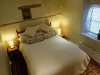 Charming, secluded, characterful cottage in the heart of Lechlade Hotels in Lechlade
