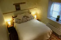 Charming, secluded, characterful cottage in the heart of Lechlade Hotels in Lechlade