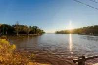 Lake Tillery Retreat. Walk to Marina.