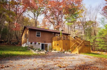 The Fern Hill Lodge: Cozy and Serene Getaway on 20 Private Acres Отели в г. Хайленд