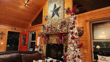 Charming Cabin with Game Room & Firepit Отели в г. Рейнджер