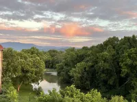 Apple River Penthouse- Pigeon Forge Hotels near D Garden