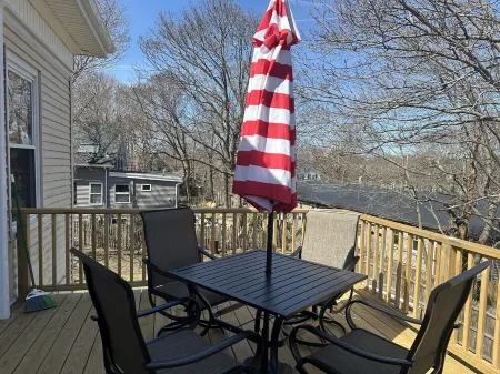 Quaint Neighborhood / Close to Beaches Отели в г. Глостер