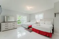 VIP Pristine Luxury- Jacuzzi & Pool House Right By the Beach