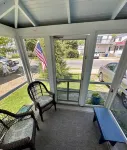 Spacious one bedroom carriage house center of town two blocks from the beach!