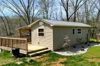 Cozy Cove. A cozy one bedroom tiny home.