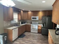 Elm Tree Oasis, 3-bedroom house in charming Jefferson City with AC, WiFi.