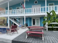 Captains Quarter/ canal front, private pool, dock for two boats.