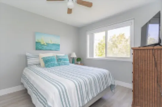 4 bdrm , 2 bath beach house 1 1/2 blocks from beach!