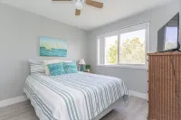 4 bdrm , 2 bath beach house 1 1/2 blocks from beach!