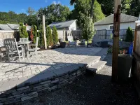 Remodeled Jamestown beach cottage within walking distance to beach Fort Adams State Park附近的飯店