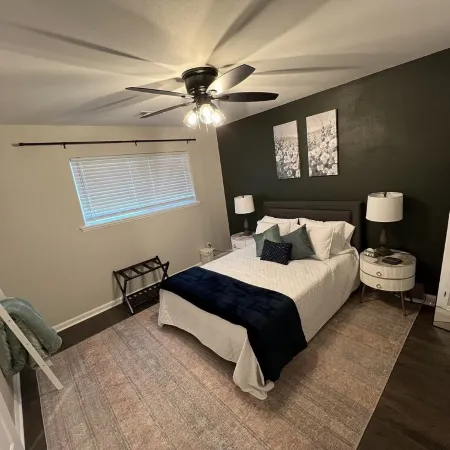 The Lily Pad. 3 bd/1ba. 4 beds. Center of town! Fenced backyard!