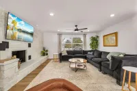 Lake and marina 5 minutes away Large family friendly Cozy home with country feel Hotel a Plain Township