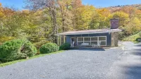 Mountain Dreams Cottage - Peaceful, Charming, Pet Friendly, Creekside and Views!