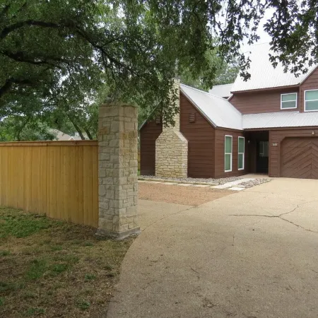 Newly remodeled townhouse with easy access to quaint, downtown Salado.