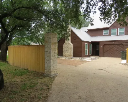 Newly remodeled townhouse with easy access to quaint, downtown Salado. Hoteles en Salado