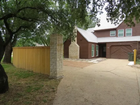 Newly remodeled townhouse with easy access to quaint, downtown Salado.