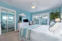 Private Beach Retreat! Luxurious Bedding, Relaxing Pool, Best Sunsets, Fast WiFi Hotels in Key Colony Beach