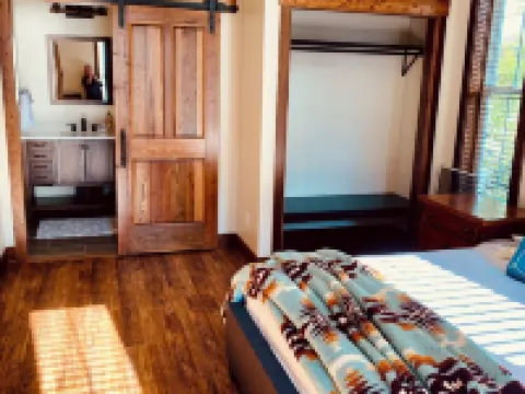 Grand Opening Pricing! 401A Cozy Cabin with views of Flathead Lake 萊克賽德酒店