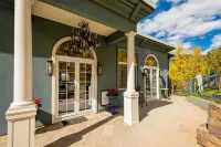 Exquisite pet friendly home, 5 blks from Gondola with stunning views!!