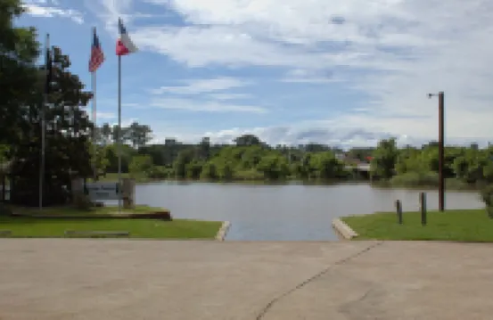 Cozy lake house w/Lake Conroe access- pet friendly!