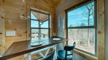 My Mystic Mountain - New Cabin! Hot Tub, 3 fireplaces, Wifi, mins to Hiwassee