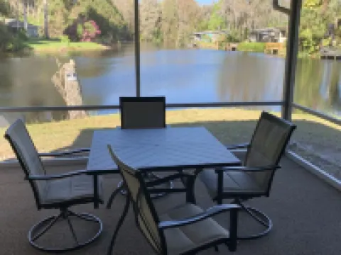 Waterfront home .5 miles from downtown Tavares and 10 minutes from Harris Chain.