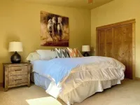 Cozy Home steps from Town Center, with a Stunning View of the Mountains!