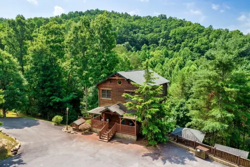Luxury Cabin between Pigeon Forge and Gatlinburg