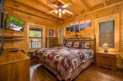 Mtn Cabin with Hot Tub, pool table, arcade, smartTVs, fast FiWi, great location!