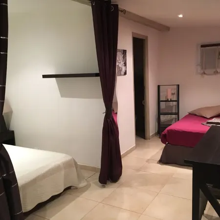 Antibes : Maisonnette with private terrace and shared swimming pool, close to the beach