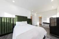 *LUXE Utopia w/Parking | Near LAX & Sofi/Forum* Hotels near Dr. Martin Luther King Jr. Shopping Center