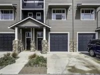 Luxurious Oregon Coast Townhouse with Mesmerizing Views! Hotels in Coos Bay