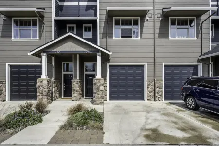 Luxurious Oregon Coast Townhouse with Mesmerizing Views!