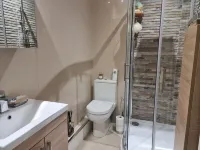 Woodland romantic hideaway - but only 15 mins to city centre!