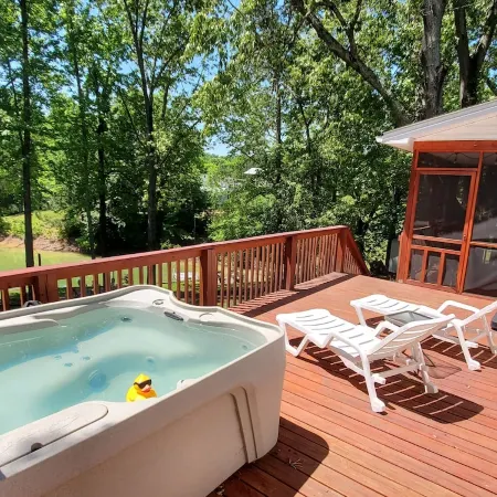 Beautiful Lakefront Getaway In The Smoky's - Private Dock - Hot Tub - Arcade